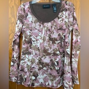 Beautiful top for work or play, beautiful colors.  Lightweight.